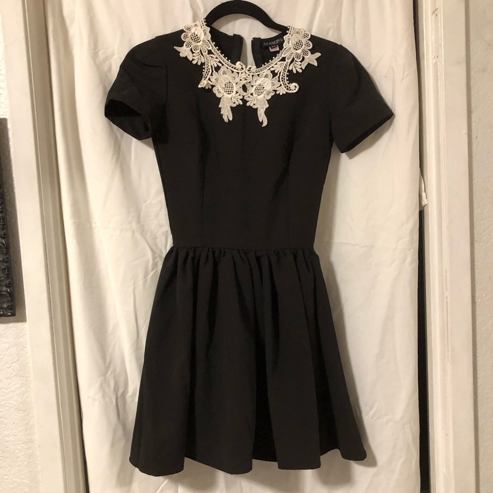 Deandri lace collar dress